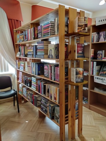 Pieaugušo daiļliteratūras plaukti Māriņkalna bibliotēkā